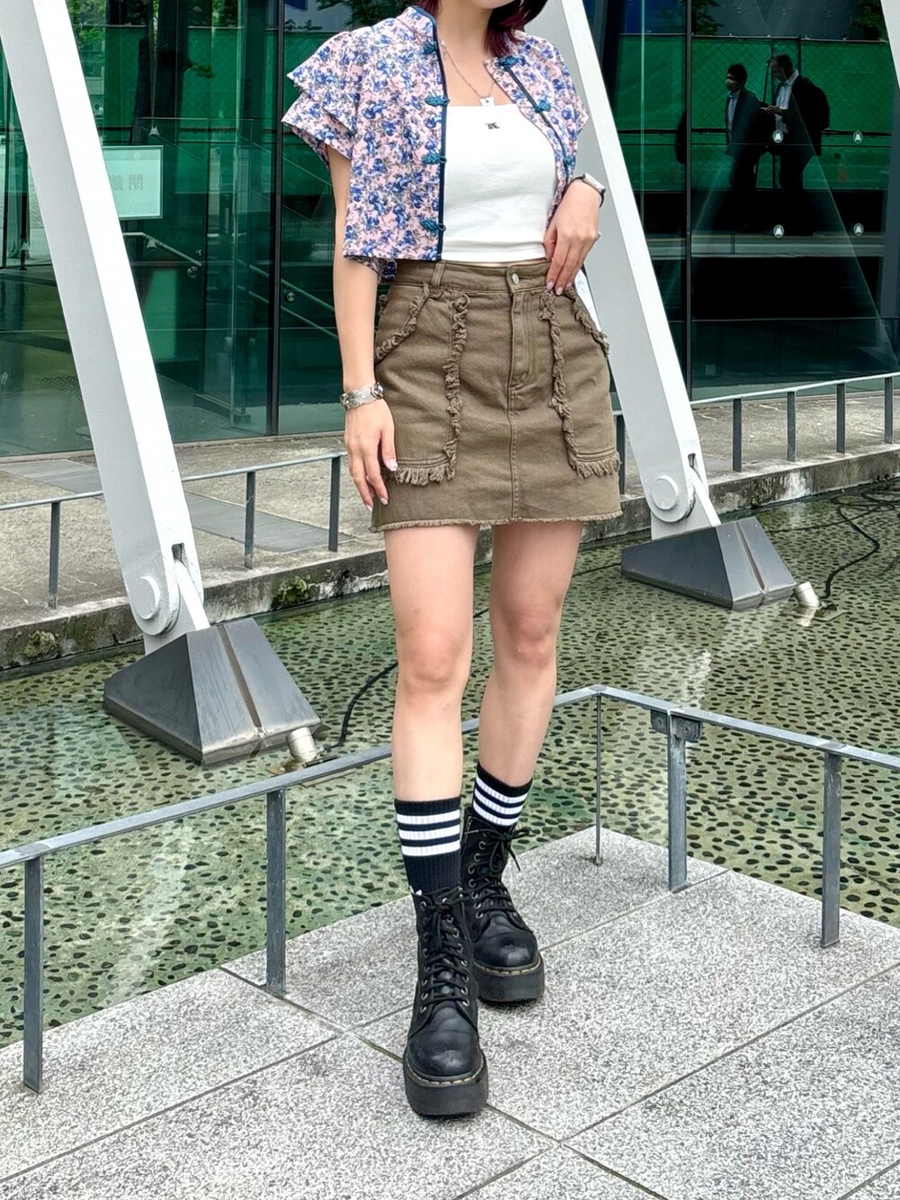 グリーン系のスカート、ホワイト系のキャミソール、ピンク系のシャツ/ブラウスを着用したレディースの春コーディネートの2枚目の写真