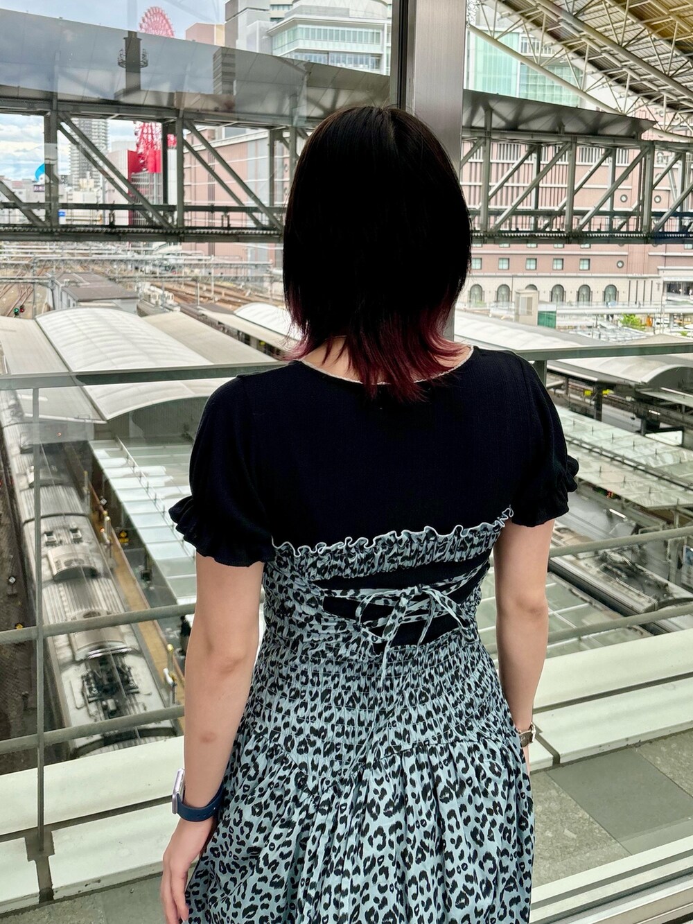 ブラック系のTシャツ/カットソー、ブルー系のワンピース、シルバー系のネックレスを着用したレディースの夏コーディネートの6枚目の写真