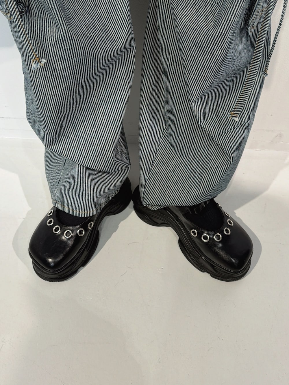 ブラック系のデニムパンツ、レッド系のその他トップスを着用したレディースの冬コーディネートの9枚目の写真