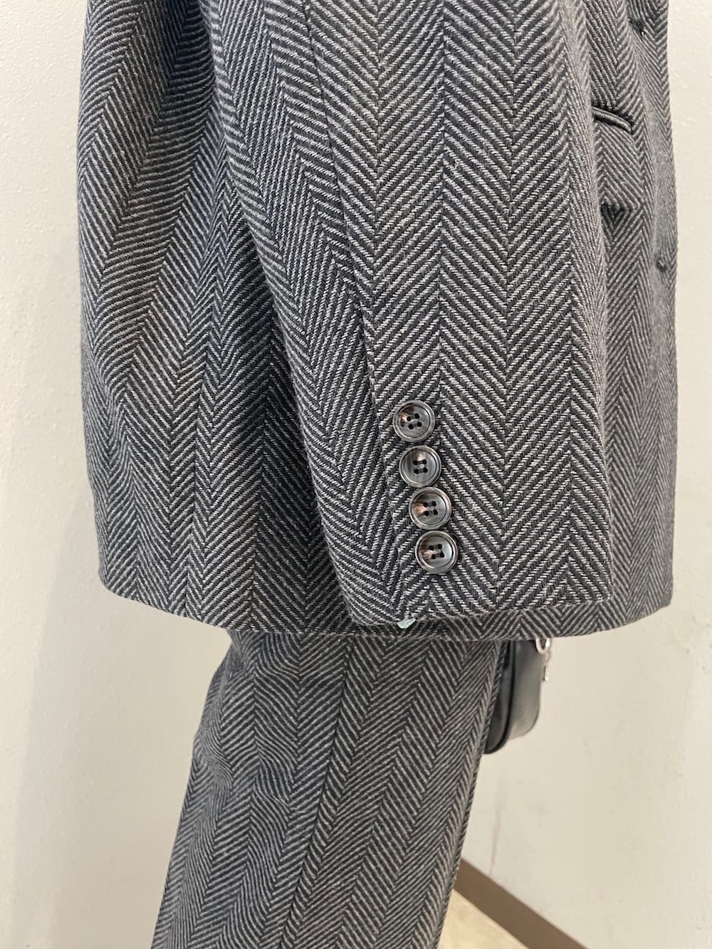 グレー系のテーラードジャケット、グレー系のその他パンツ、ブルー系のシャツ/ブラウスを着用したレディースの秋コーディネートの9枚目の写真