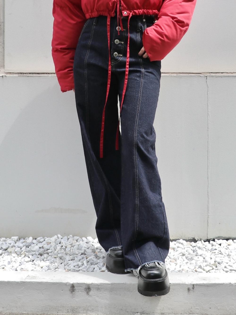 ブラック系のドレスシューズ、ブルー系のデニムパンツ、レッド系のブルゾンを着用したレディースの秋コーディネートの3枚目の写真