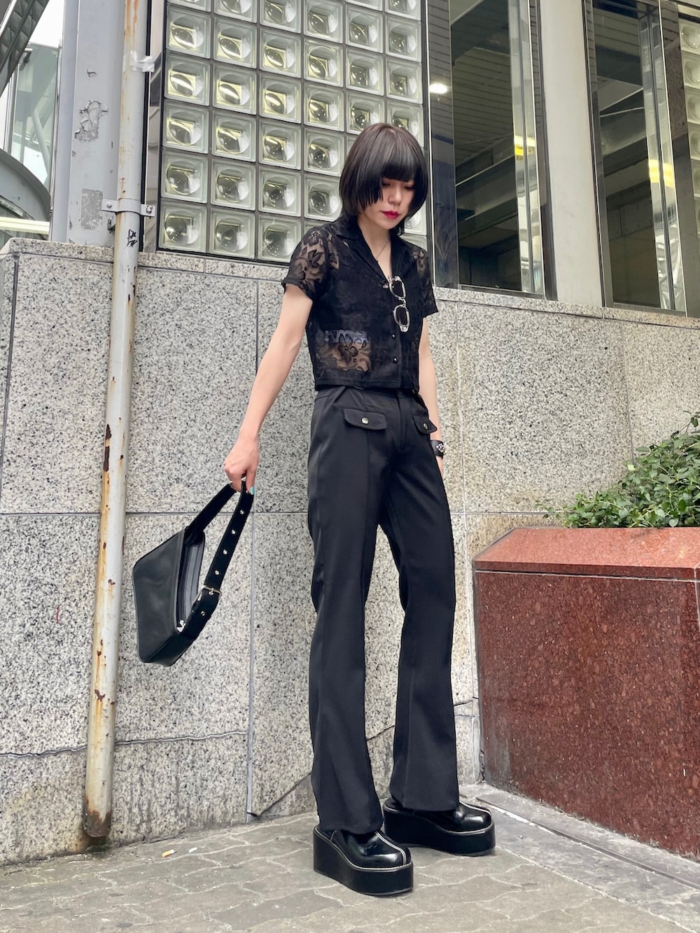 ブラック系のハンドバッグ、ブラック系のサンダル、ブラック系のその他パンツを着用したレディースの春コーディネートの5枚目の写真