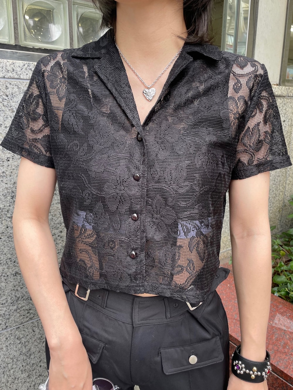 ブラック系のハンドバッグ、ブラック系のサンダル、ブラック系のその他パンツを着用したレディースの春コーディネートの10枚目の写真