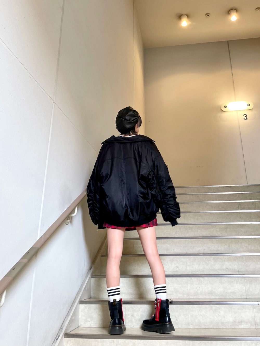 レッド系のその他パンツ、ホワイト系のTシャツ/カットソー、ブラック系のMA-1を着用したレディースの夏コーディネートの4枚目の写真