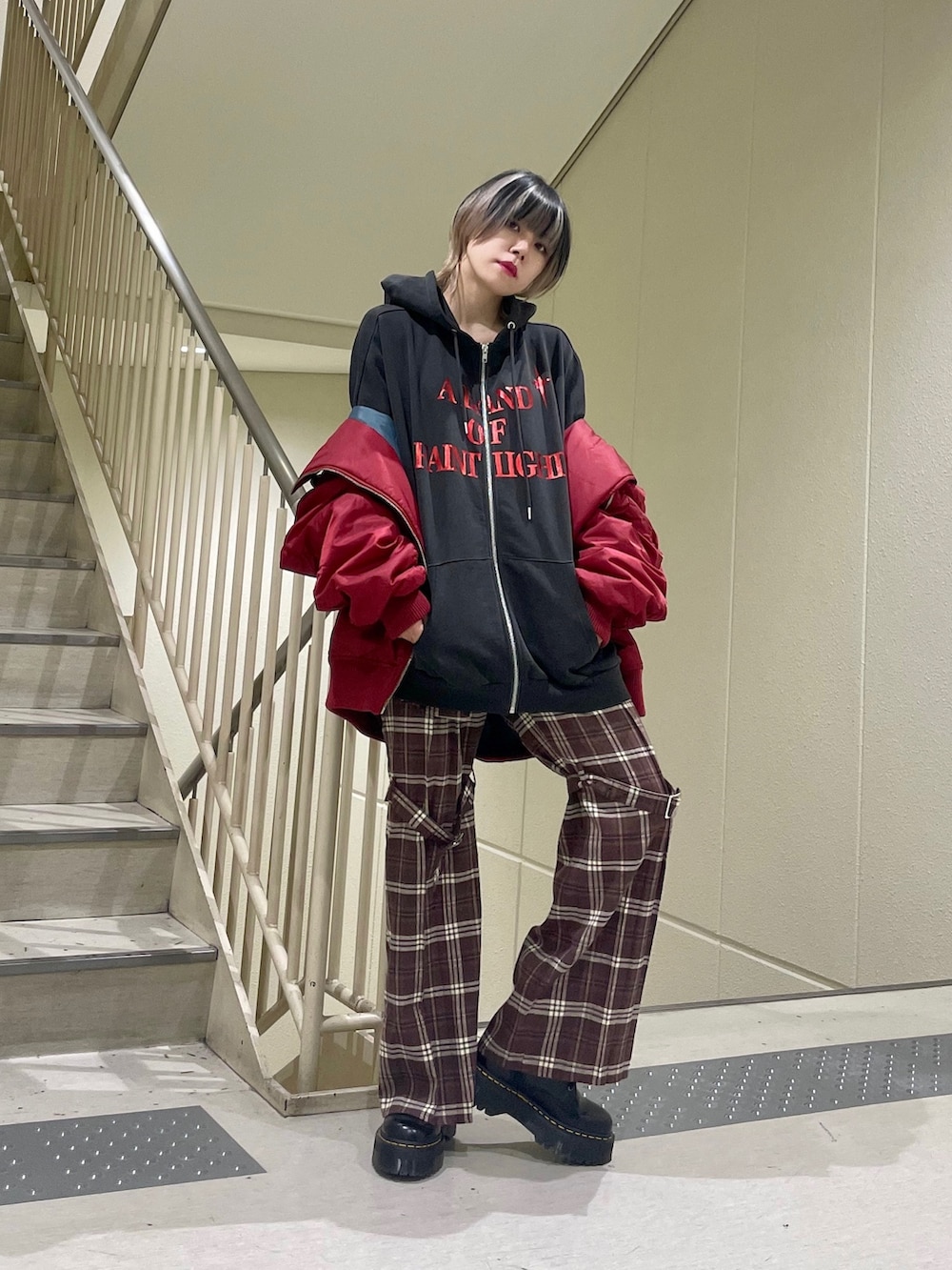 「ライダースジャケット、MA-1、アウター、パーカーコーデ、チェックパンツ、ストリート、ストリートMIX、パンク」｜「jouetieのスカートレイヤードフレアパンツ（その他パンツ、ブラウン系）」を使った、HIKARU さん（レディース・161cm）の秋コーディネートの2枚目の写真
