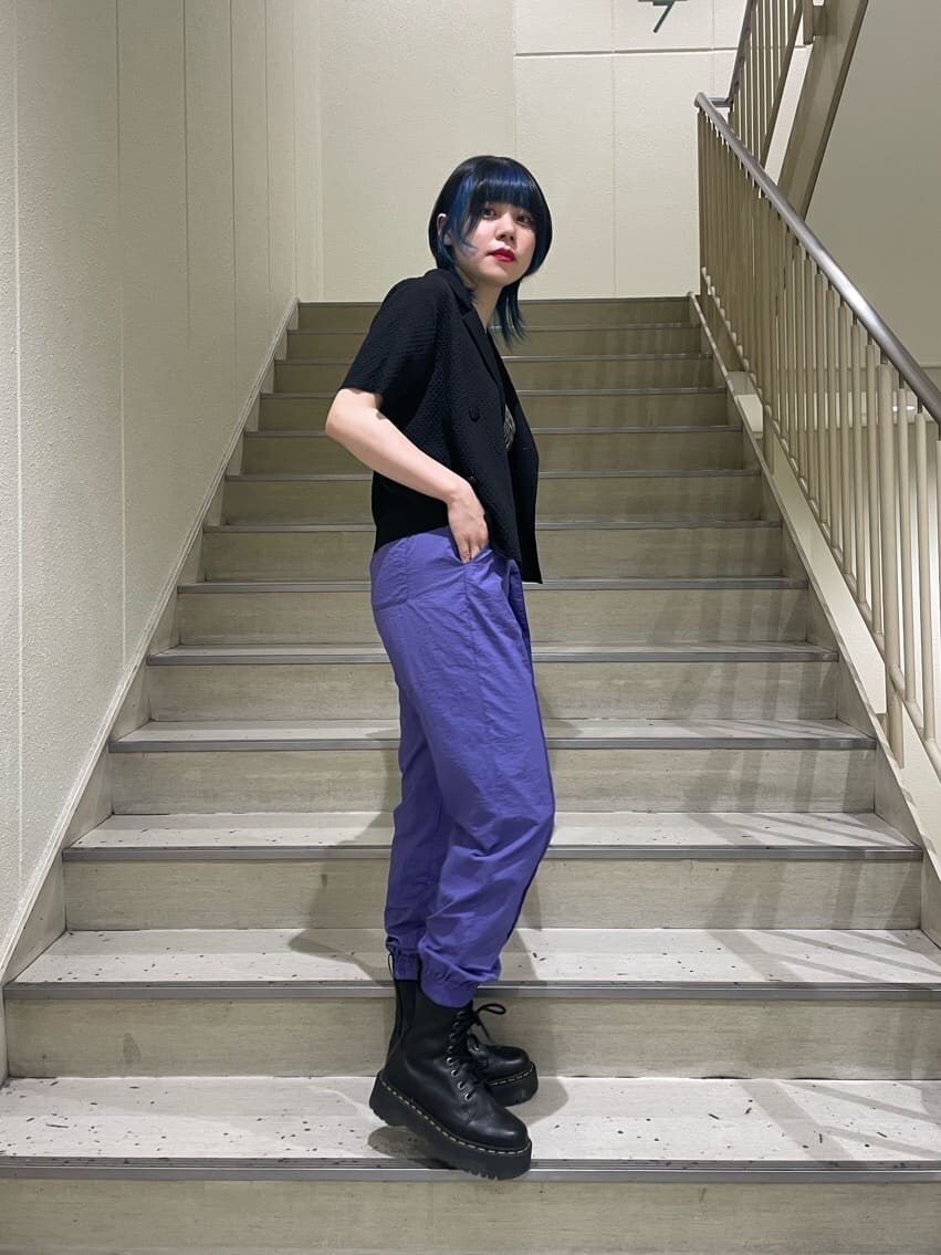 ベージュ系のキャミソール、ブラック系のシャツ/ブラウス、シルバー系のブレスレットを着用したレディースの夏コーディネートの2枚目の写真