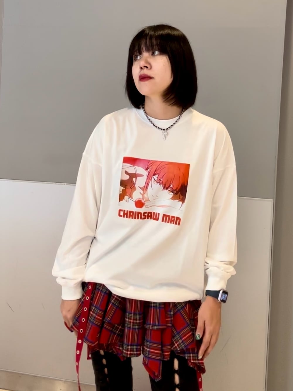 ブラック系のデニムパンツ、レッド系のスカート、ホワイト系のTシャツ/カットソーを着用したレディースの秋コーディネートの5枚目の写真