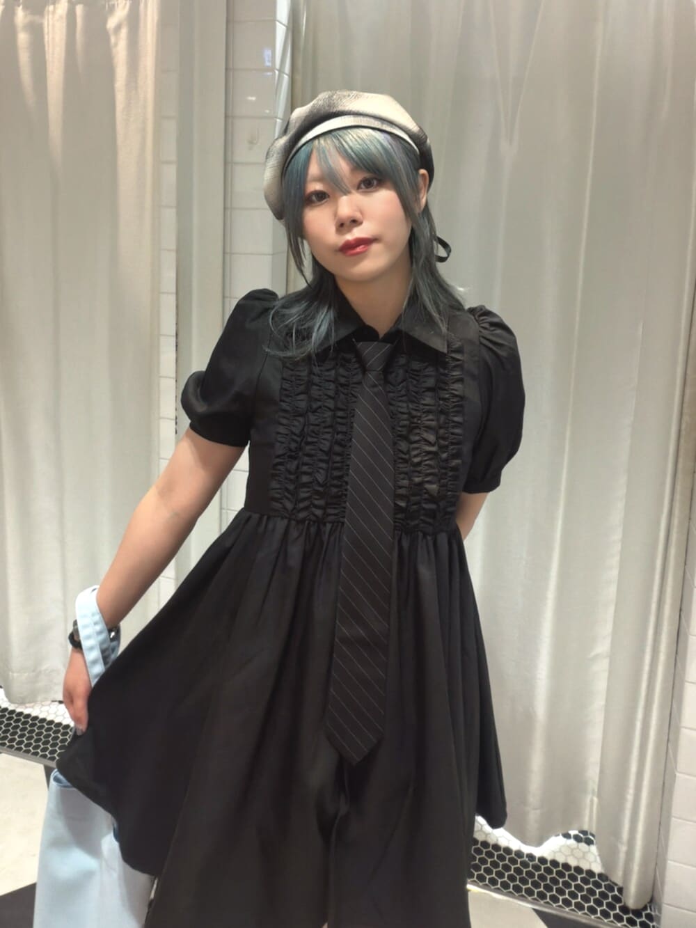 ブルー系のトートバッグ、ブラック系のワンピース、ブラック系のネクタイを着用したレディースの夏コーディネートの4枚目の写真