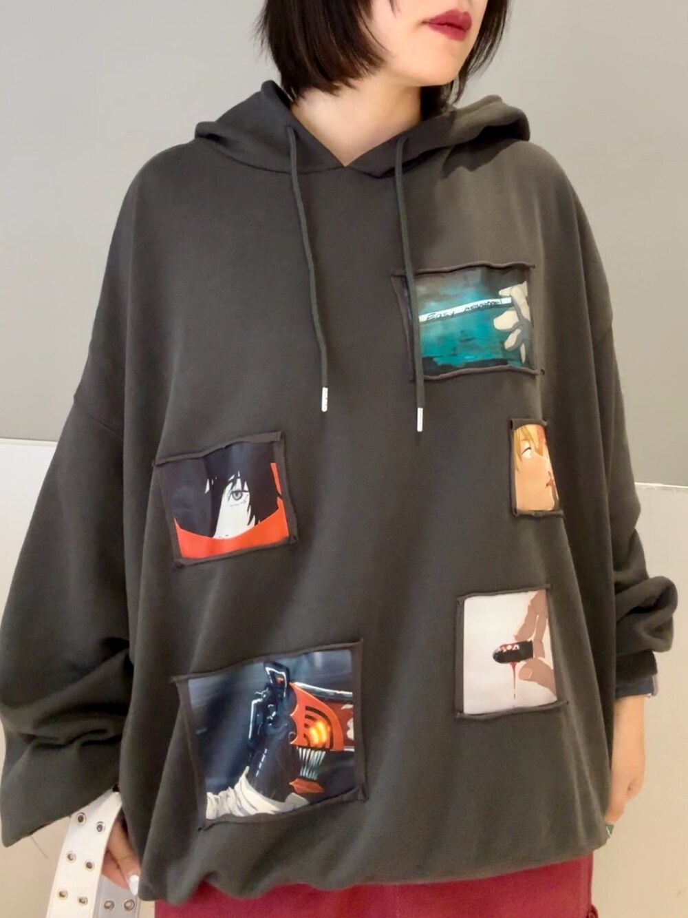 レッド系のワンピース、グレー系のパーカー、ホワイト系のショルダーバッグを着用したレディースの秋コーディネートの8枚目の写真