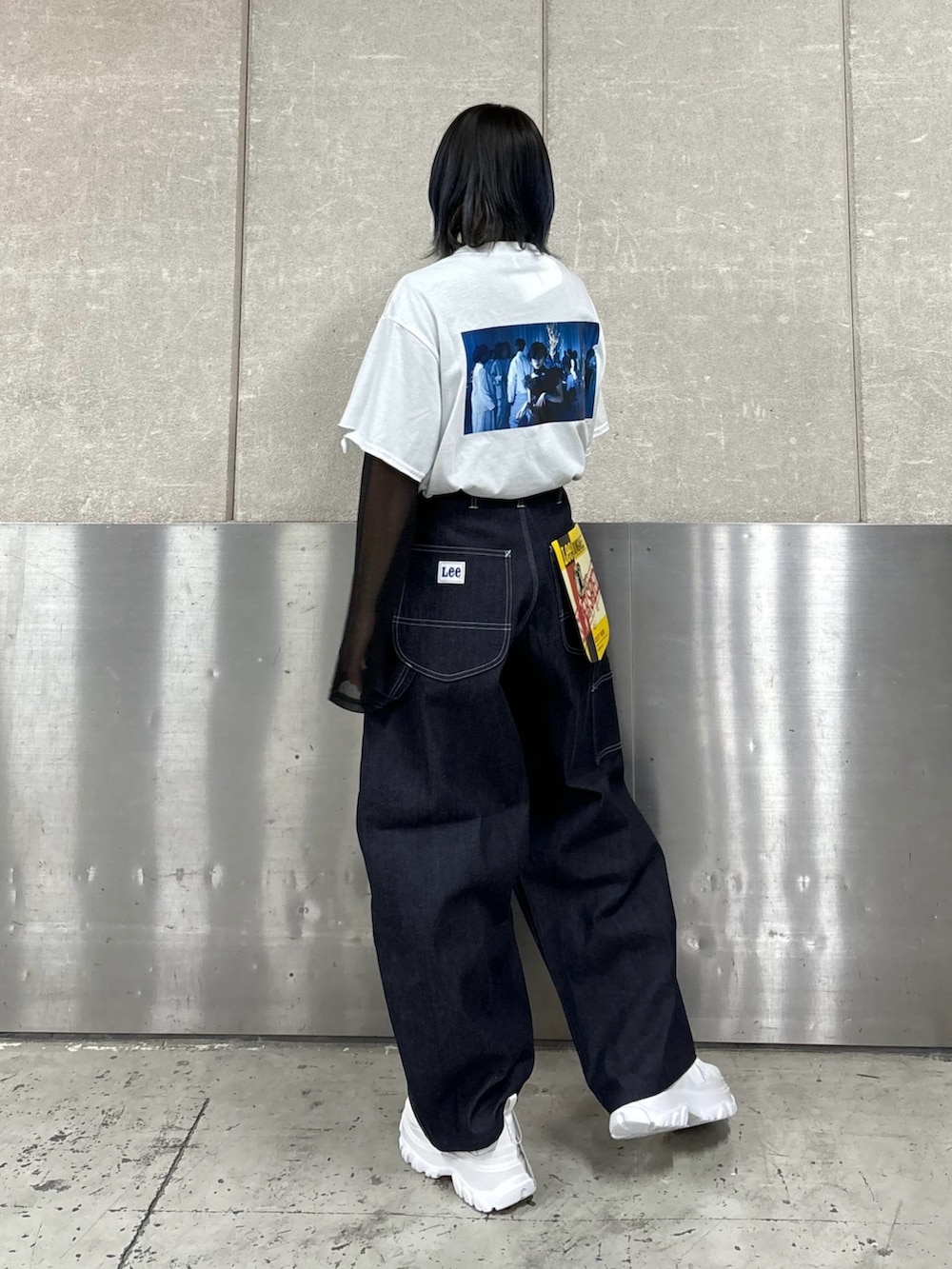 ホワイト系のTシャツ/カットソー、ブラック系のTシャツ/カットソー、ホワイト系のスニーカーを着用したレディースの春コーディネートの5枚目の写真