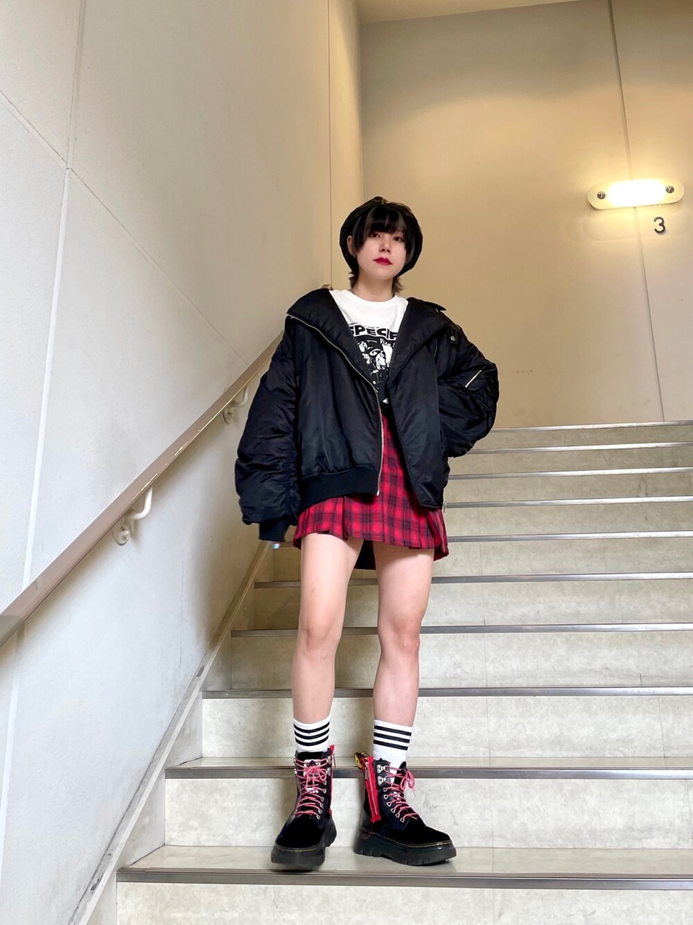 レッド系のその他パンツ、ホワイト系のTシャツ/カットソー、ブラック系のMA-1を着用したレディースの夏コーディネートの5枚目の写真