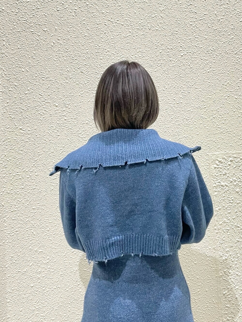ブルー系のワンピースを着用したレディースの冬コーディネートの6枚目の写真