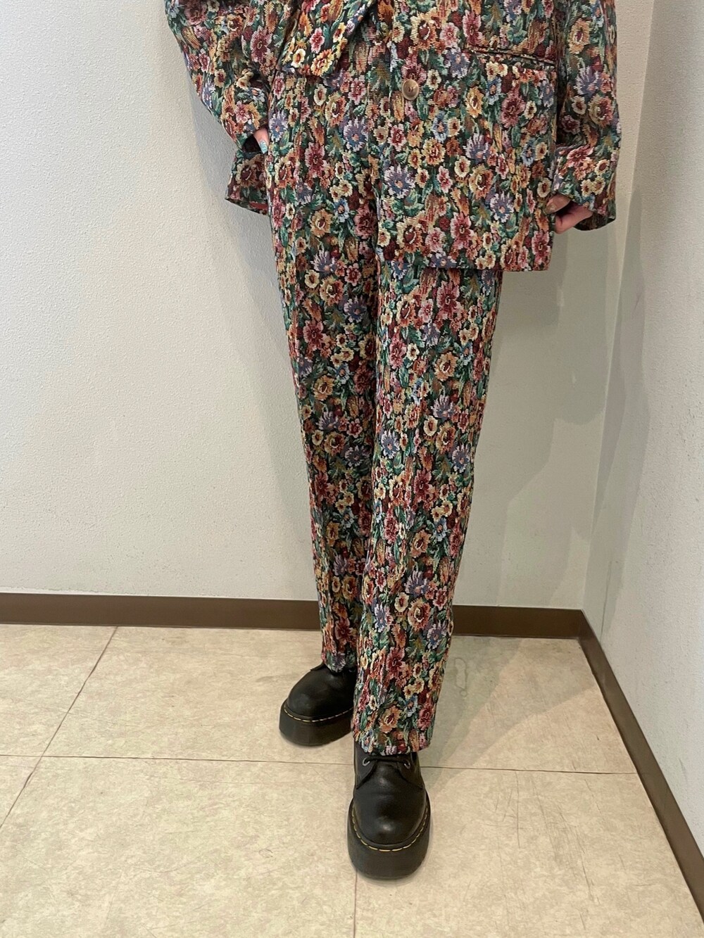 ブラック系のその他パンツ、ブラック系のベスト、ブラック系のテーラードジャケットを着用したレディースの秋コーディネートの9枚目の写真