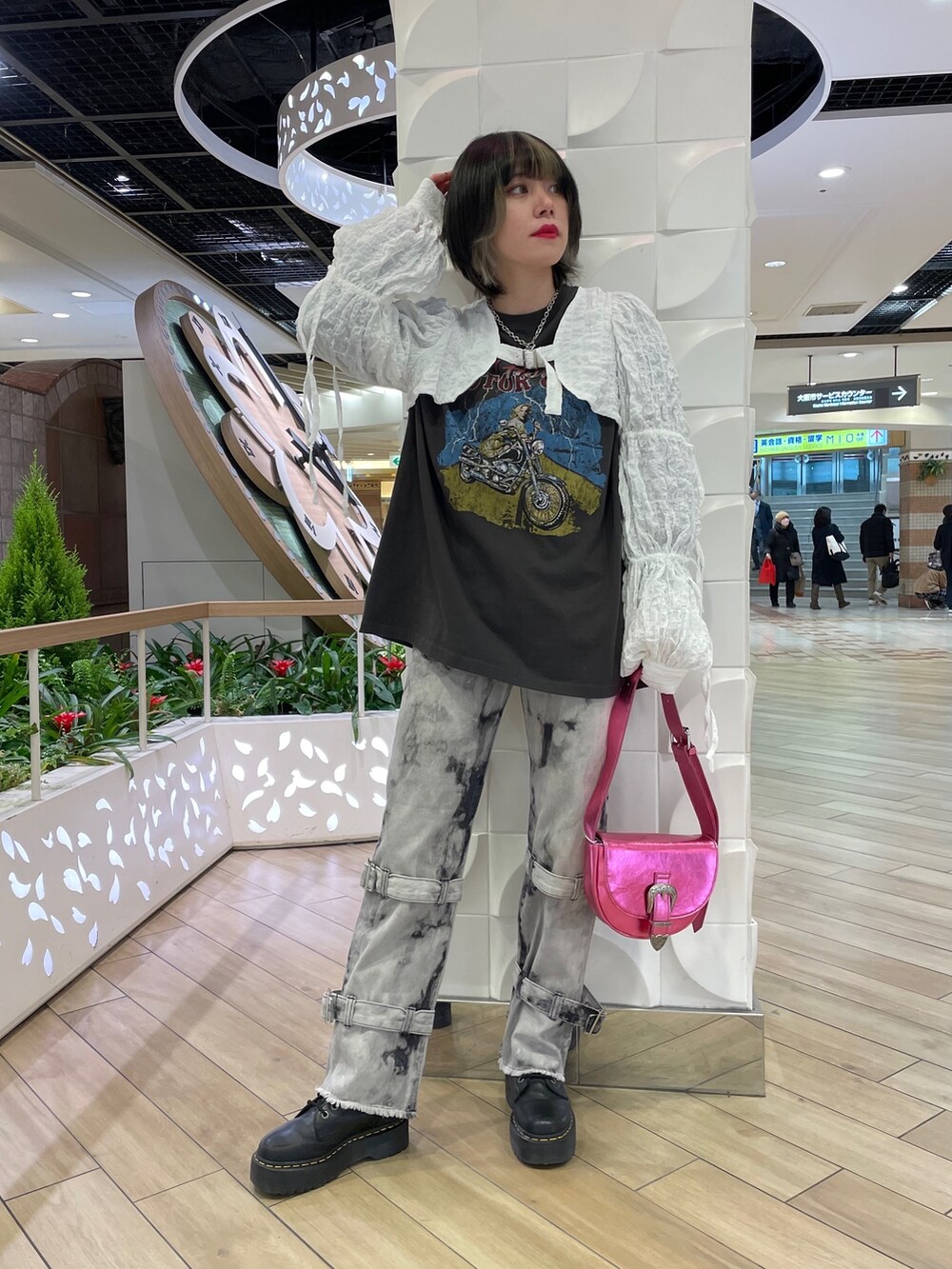 ブラック系のTシャツ/カットソー、ピンク系のショルダーバッグ、ホワイト系のカーディガン/ボレロを着用したレディースの冬コーディネートの2枚目の写真