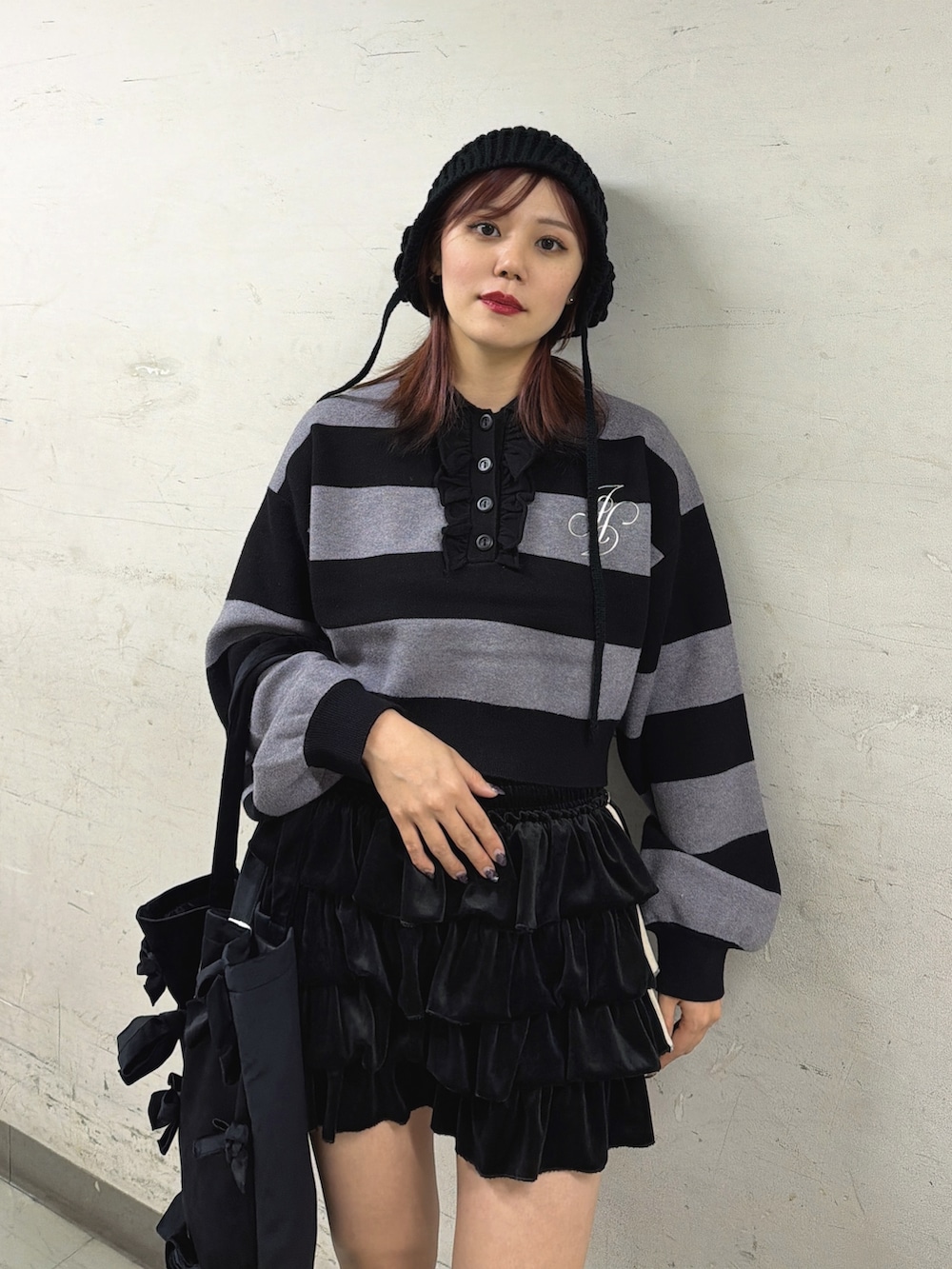 ブラック系のスカート、その他のニット/セーター、ブラック系のブーツを着用したレディースの秋コーディネートの6枚目の写真