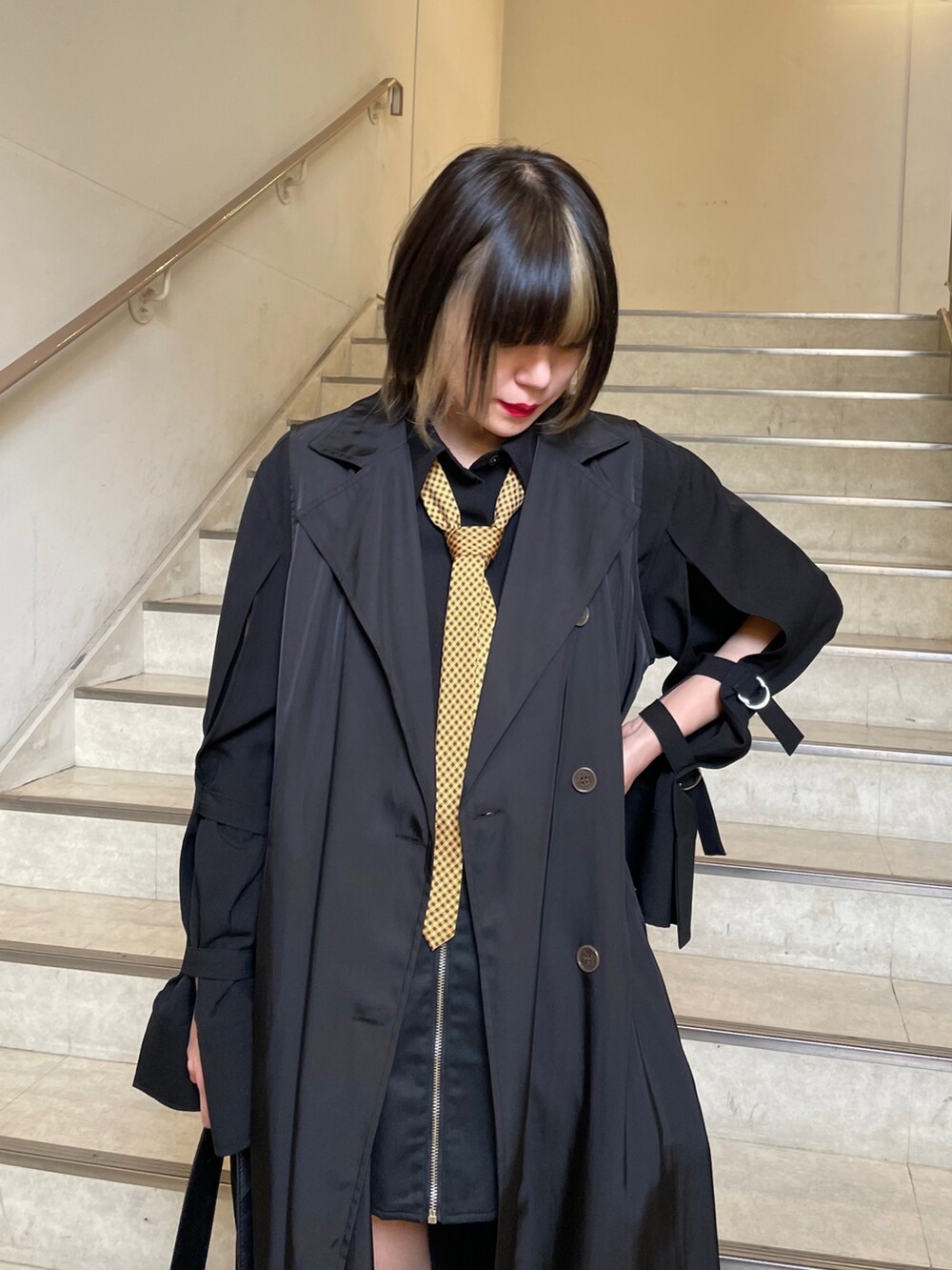 ブラック系のブーツ、ブラック系のシャツ/ブラウス、ブラック系のショルダーバッグを着用したレディースの春コーディネートの9枚目の写真