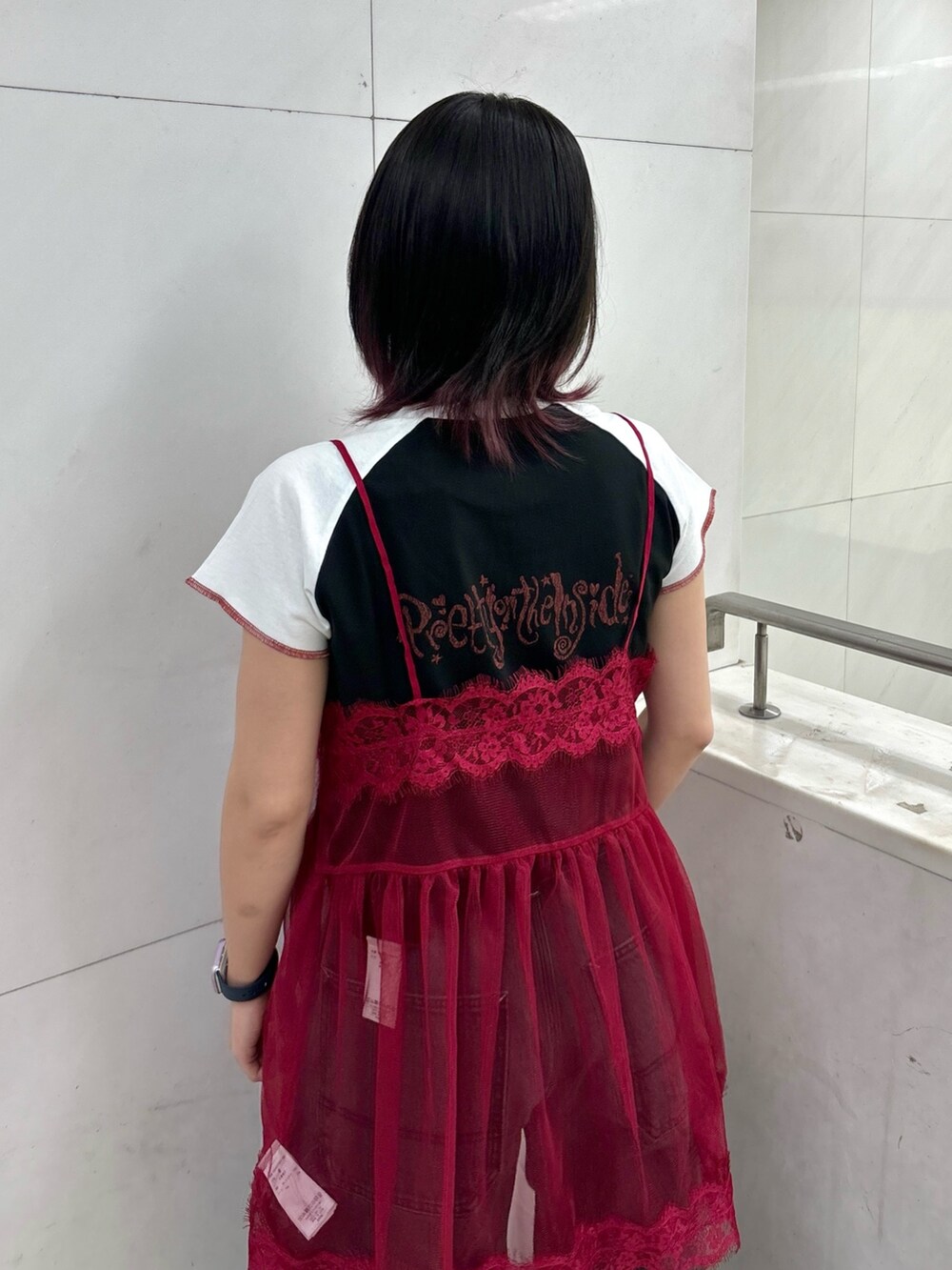 レッド系のTシャツ/カットソー、ブラック系のTシャツ/カットソー、ブラック系のデニムパンツを着用したレディースの夏コーディネートの4枚目の写真