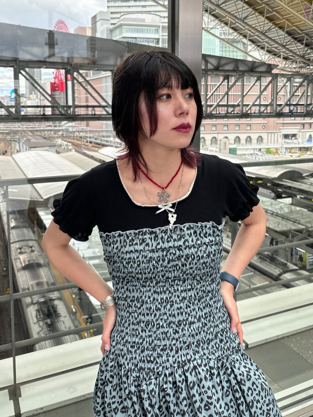 ブラック系のTシャツ/カットソー、ブルー系のワンピース、シルバー系のネックレスを着用したレディースの夏コーディネートの5枚目の写真