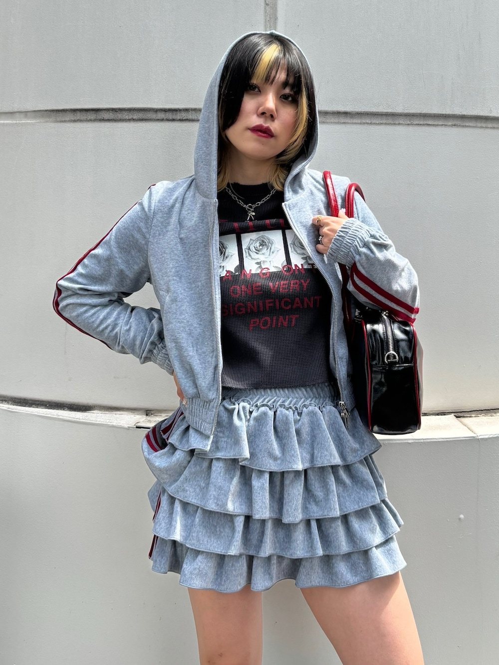 ブラック系のボストンバッグ、ブルー系のブーツ、ブラック系のTシャツ/カットソーを着用したレディースの春コーディネートの10枚目の写真