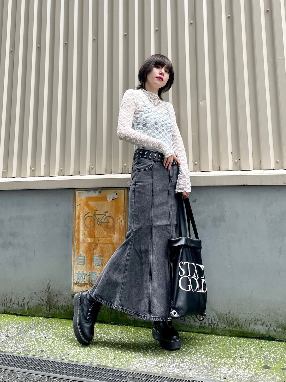 ホワイト系のTシャツ/カットソー、ブラック系のバックパック/リュック、ブラック系のデニムスカートを着用したレディースの夏コーディネートの2枚目の写真