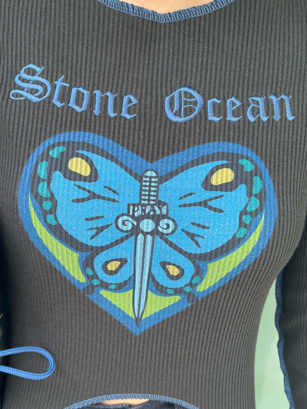 ブラック系のトートバッグ、ブルー系のデニムパンツ、ブラック系のTシャツ/カットソーを着用したレディースの秋コーディネートの9枚目の写真