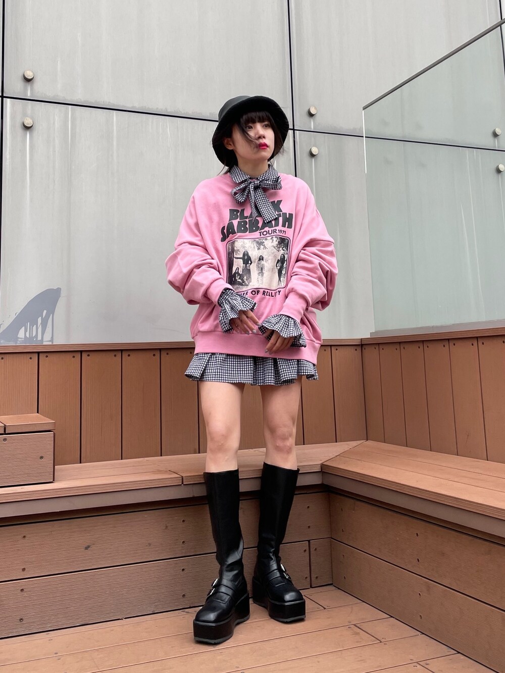 ピンク系のスウェット、その他のシャツ/ブラウス、ブラック系のブーツを着用したレディースの冬コーディネートの2枚目の写真