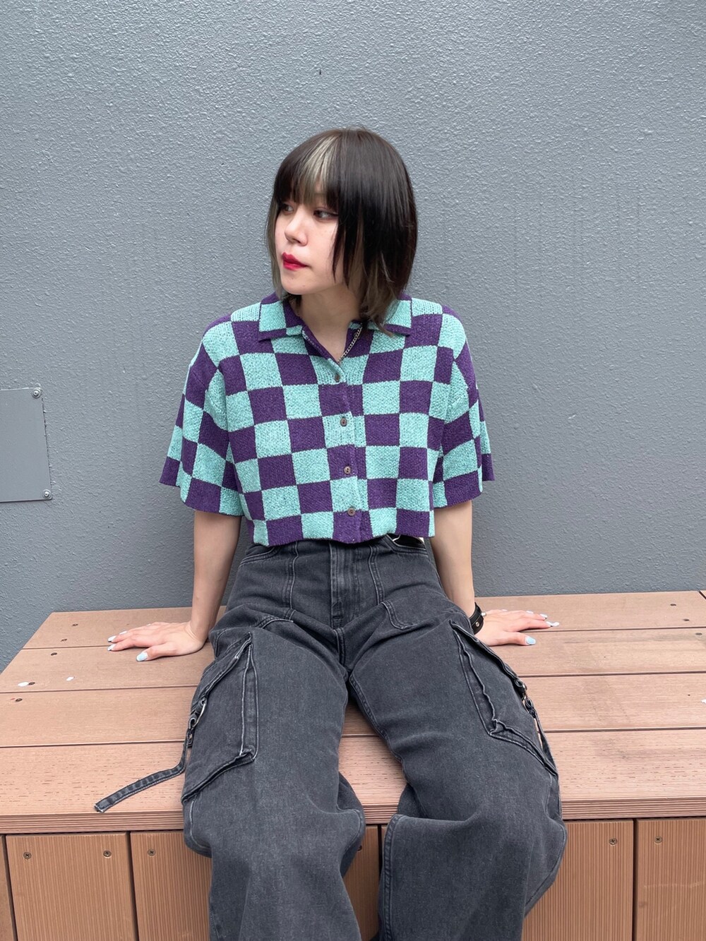 パープル系のカーディガン/ボレロ、ブラック系のカーゴパンツ、ホワイト系のベルトを着用したレディースの春コーディネートの4枚目の写真