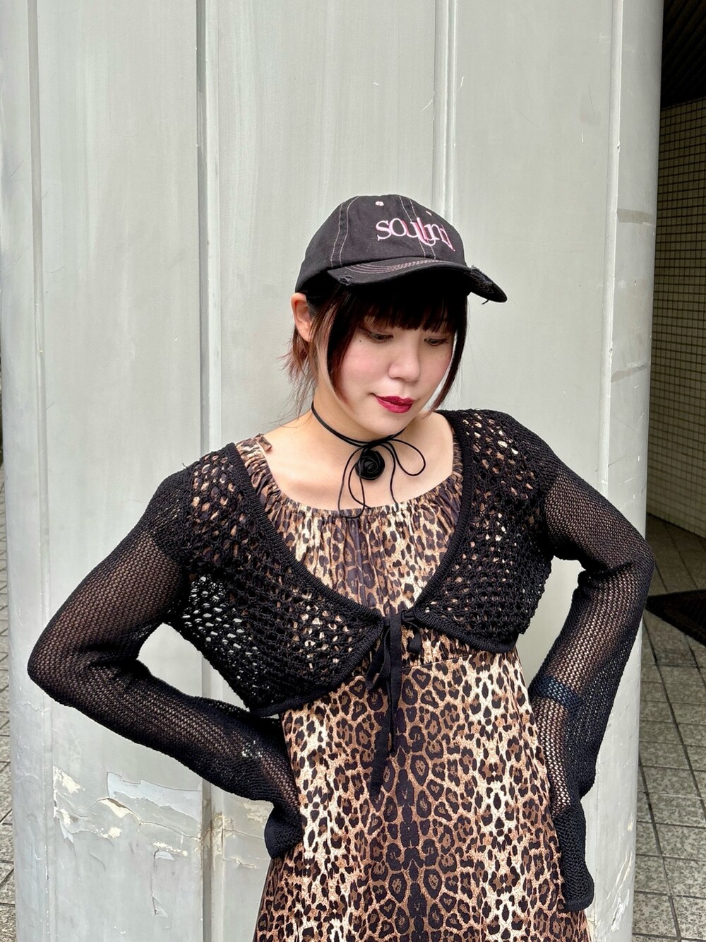 ブラック系のカーディガン/ボレロ、ブラウン系のワンピース、ブラック系のキャップを着用したレディースの夏コーディネートの6枚目の写真