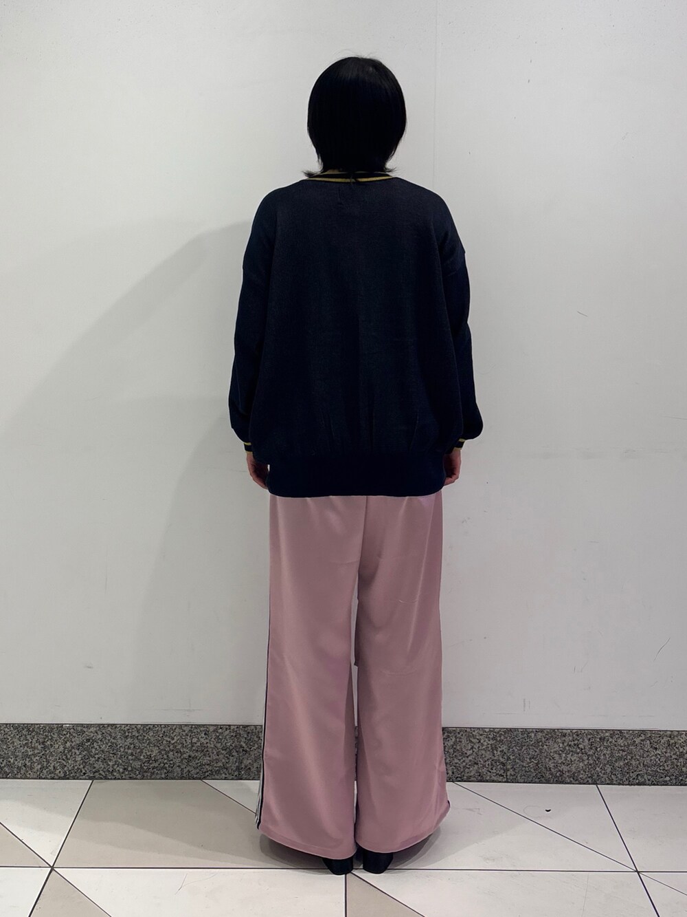 ピンク系のその他パンツ、ブルー系のニット/セーター、ブラック系のTシャツ/カットソーを着用したレディースの冬コーディネートの3枚目の写真