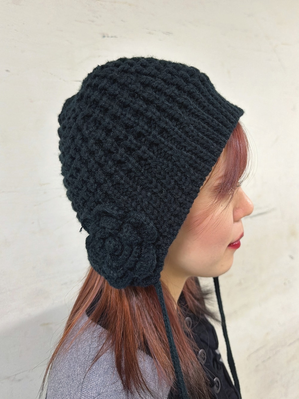 ブラック系のスカート、その他のニット/セーター、ブラック系のブーツを着用したレディースの秋コーディネートの10枚目の写真