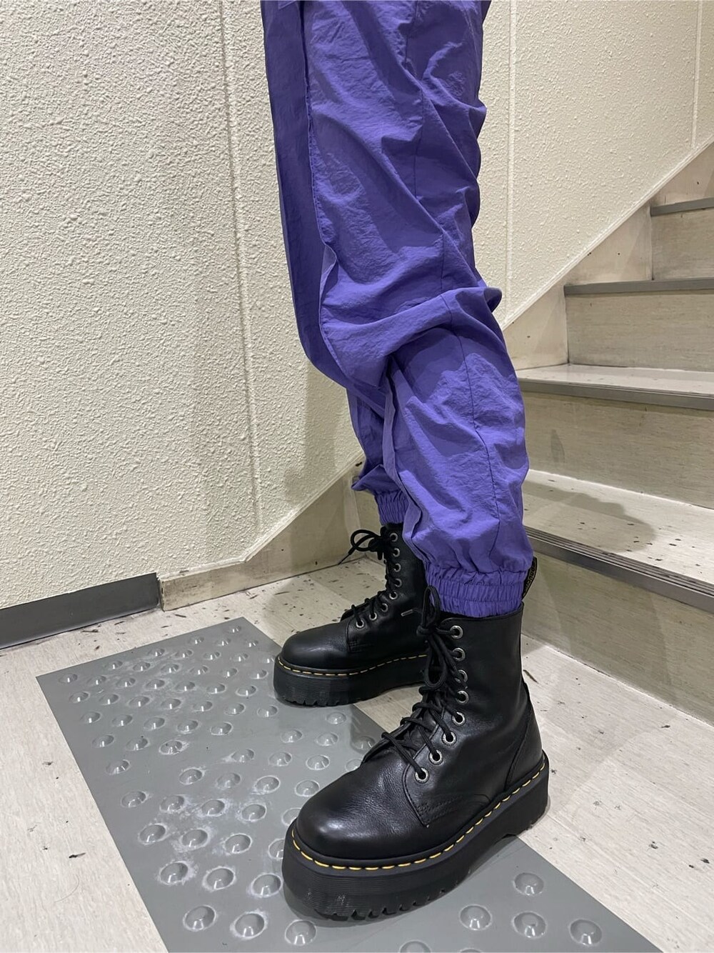 ベージュ系のキャミソール、ブラック系のシャツ/ブラウス、シルバー系のブレスレットを着用したレディースの夏コーディネートの5枚目の写真