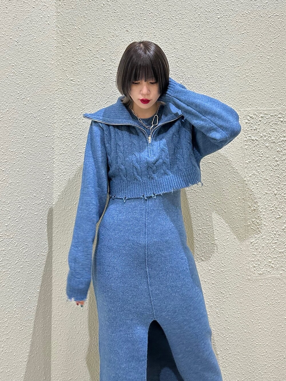 ブルー系のワンピースを着用したレディースの冬コーディネートの4枚目の写真