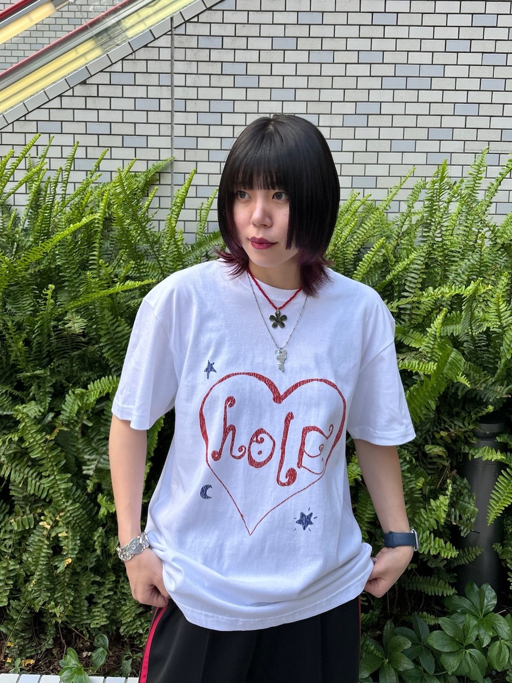 ホワイト系のTシャツ/カットソー、ブラック系のその他パンツ、シルバー系のネックレスを着用したレディースの春コーディネートの3枚目の写真