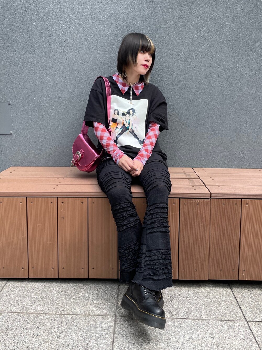 ブラック系のTシャツ/カットソー、ブラック系のその他パンツ、レッド系のシャツ/ブラウスを着用したレディースの春コーディネートの2枚目の写真