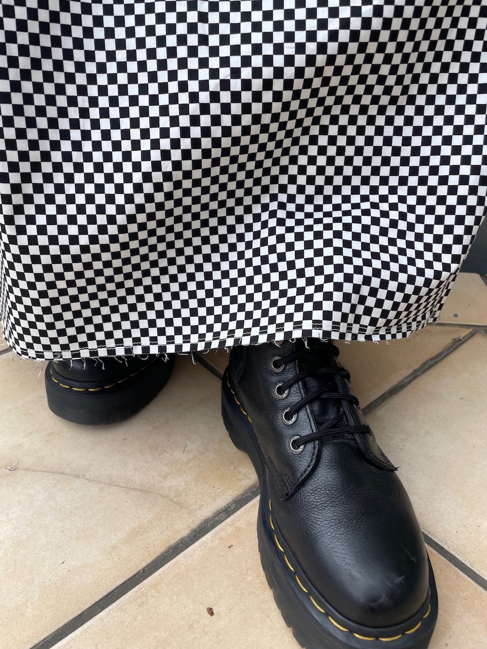 ブルー系のテーラードジャケット、ブラック系のTシャツ/カットソー、その他のワンピースを着用したレディースの春コーディネートの9枚目の写真