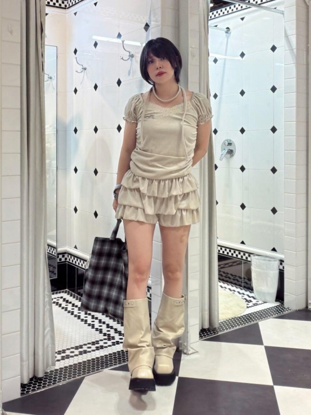 ホワイト系のTシャツ/カットソー、ホワイト系のスカート、ホワイト系のブーツを着用したレディースの夏コーディネートの2枚目の写真