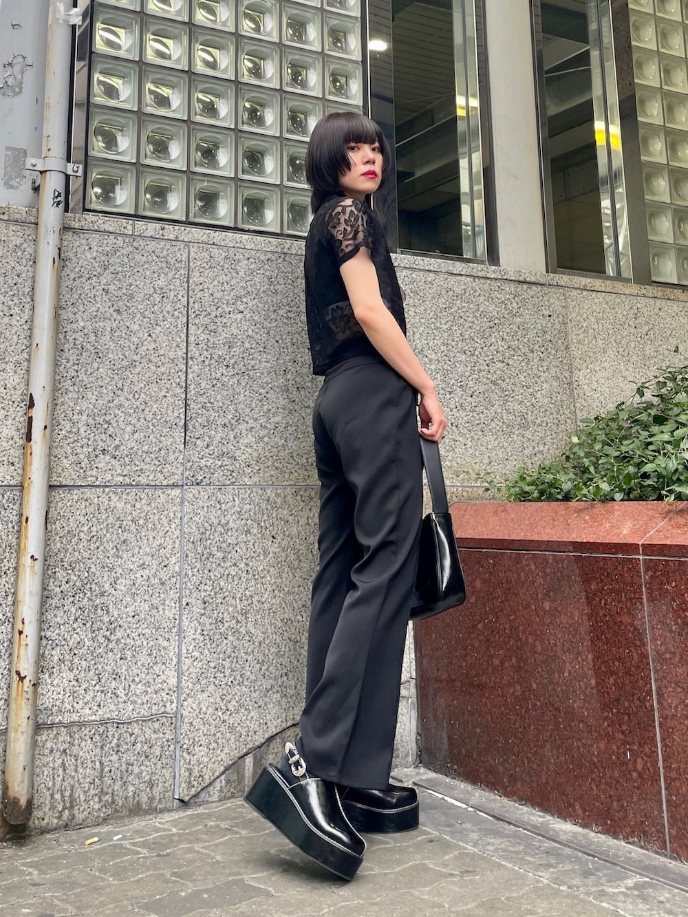 ブラック系のハンドバッグ、ブラック系のサンダル、ブラック系のその他パンツを着用したレディースの春コーディネートの2枚目の写真