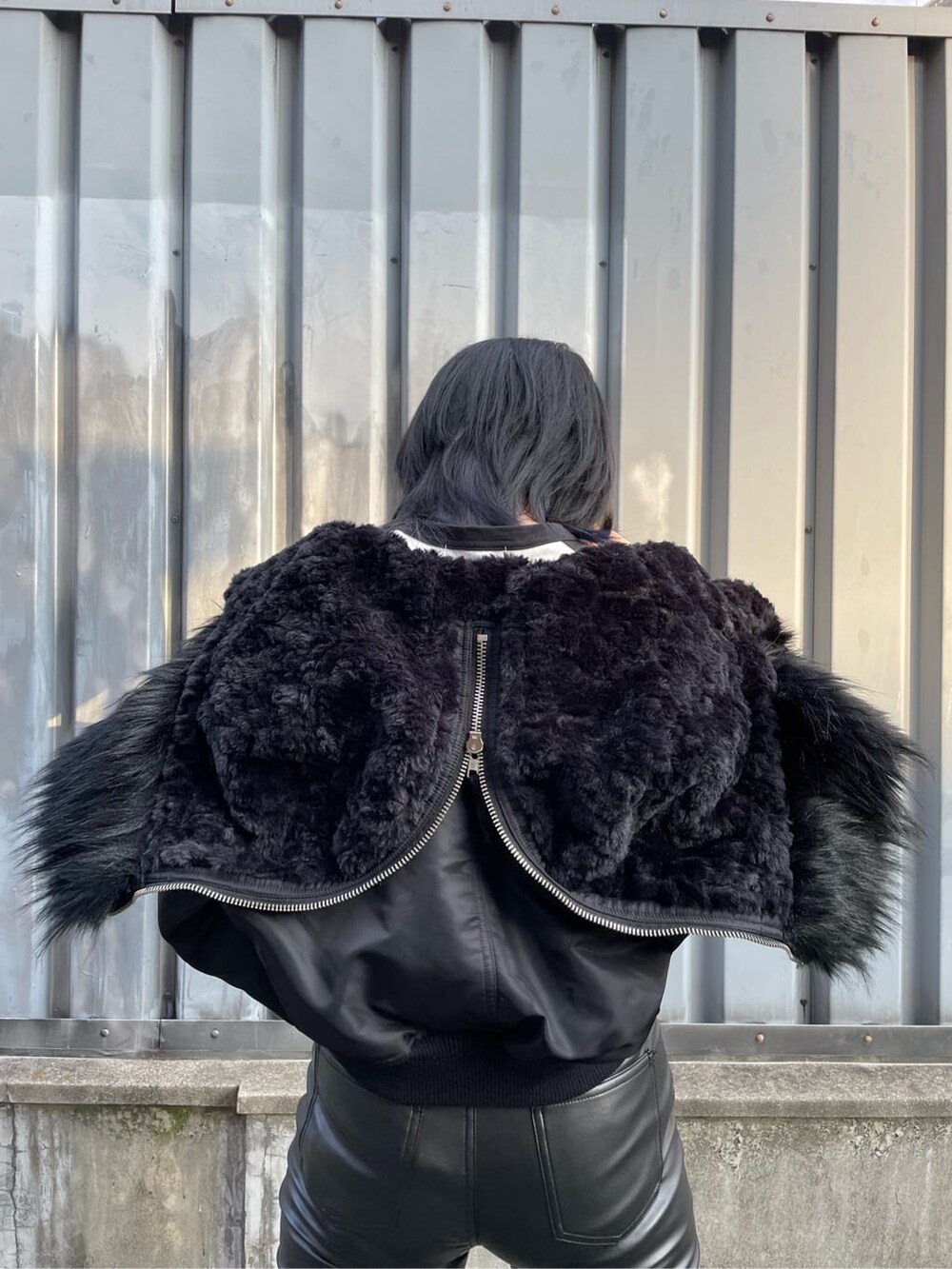 ブラック系のその他アウター、ブラック系のデニムパンツ、ホワイト系のTシャツ/カットソーを着用したレディースの秋コーディネートの10枚目の写真