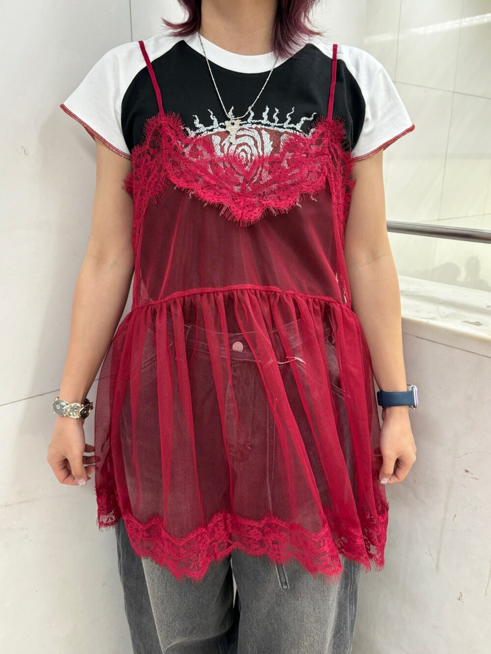 レッド系のTシャツ/カットソー、ブラック系のTシャツ/カットソー、ブラック系のデニムパンツを着用したレディースの夏コーディネートの7枚目の写真