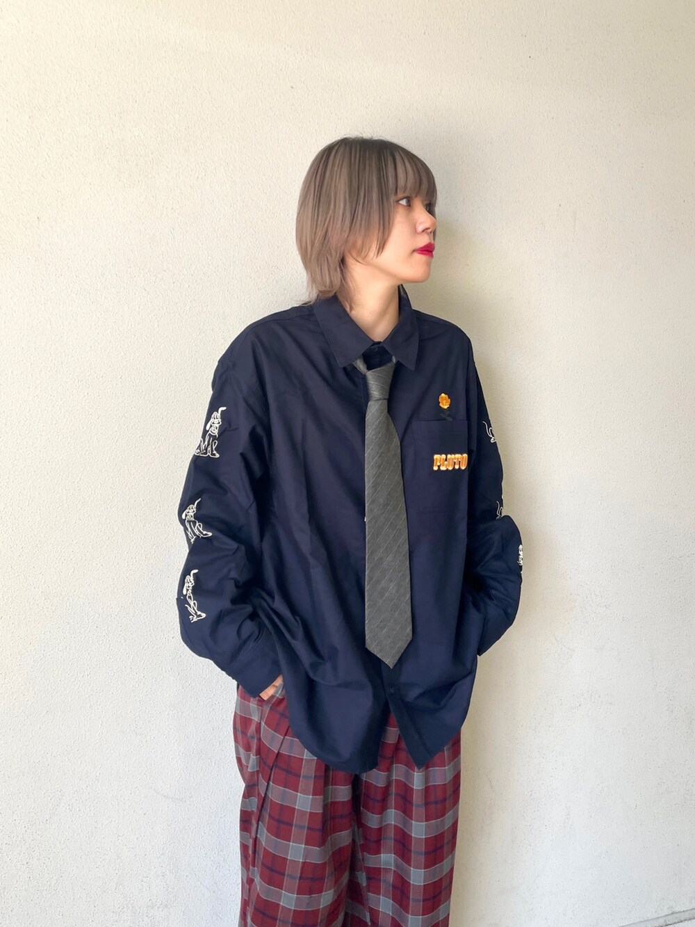 ブルー系のシャツ/ブラウス、グレー系のネクタイ、レッド系のその他パンツを着用したレディースの秋コーディネートの5枚目の写真
