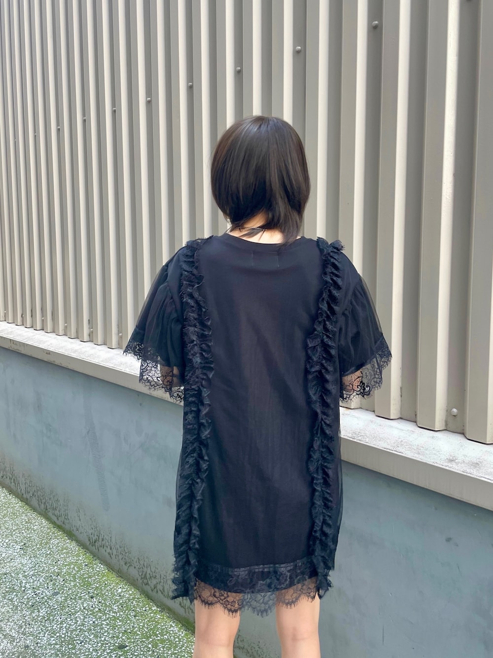 ブラック系のワンピース、ブルー系のアームカバー、シルバー系のネックレスを着用したレディースの春コーディネートの8枚目の写真