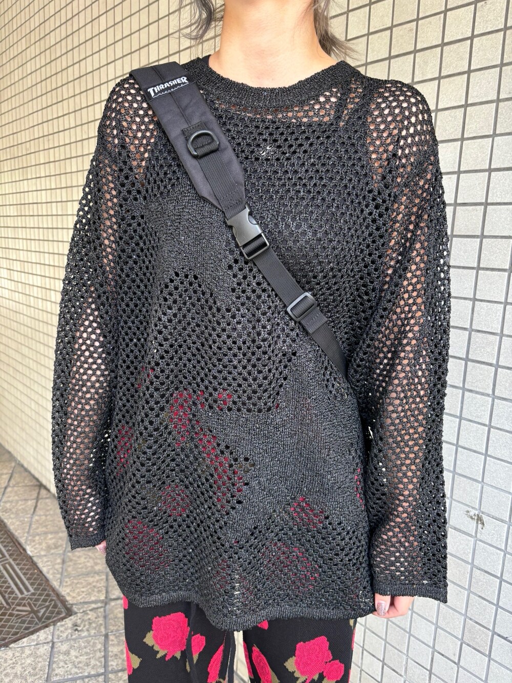 ブラック系のその他パンツ、ブラック系のニット/セーター、ブラック系のバックパック/リュックを着用したレディースの夏コーディネートの7枚目の写真