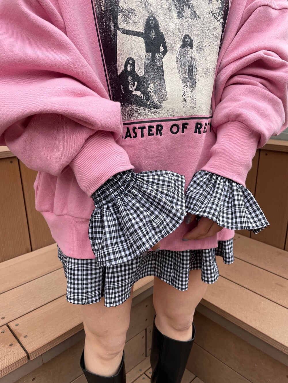 ピンク系のスウェット、その他のシャツ/ブラウス、ブラック系のブーツを着用したレディースの冬コーディネートの9枚目の写真