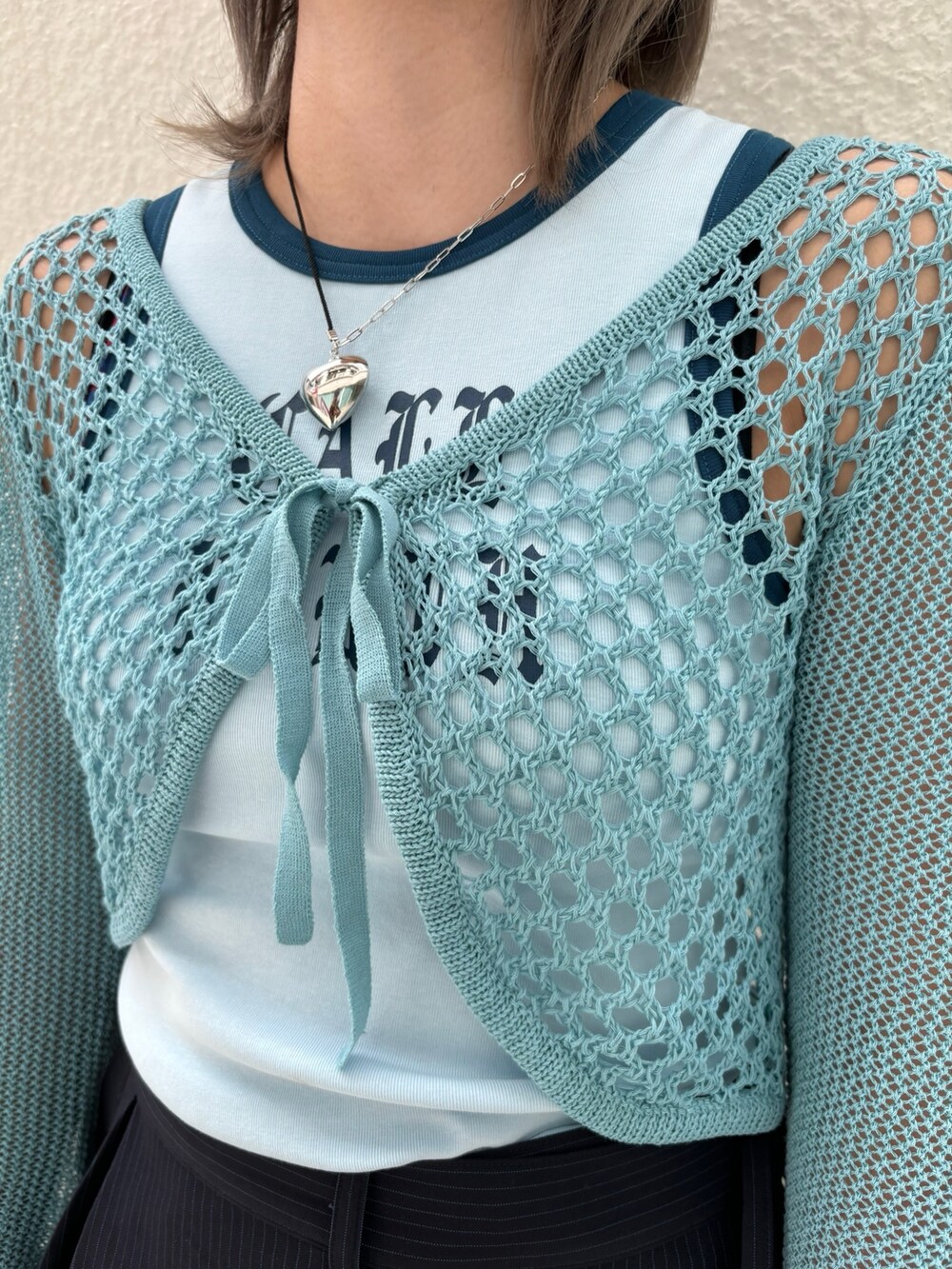 ブルー系のスカート、ブルー系のデニムパンツ、ブルー系のタンクトップを着用したレディースの春コーディネートの7枚目の写真