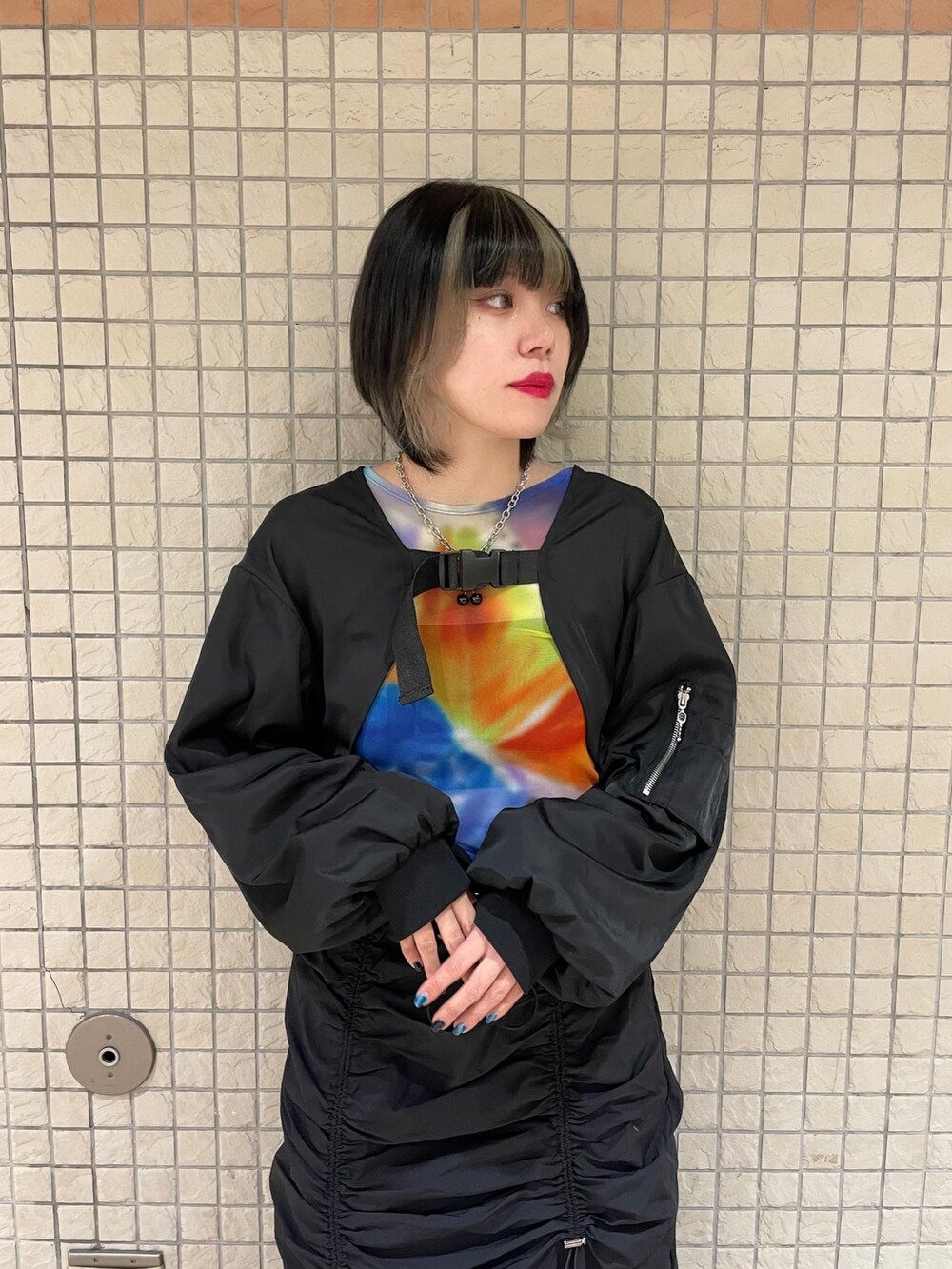 「カーゴスカート、ナイロンスカート、ギャザースカート、ボレロ、シースルートップス、モノトーンコーデ、モード、ブラックコーデ」｜「jouetieのマルチWAYMA-1（MA-1、ブラック系）」を使った、HIKARU さん（レディース・161cm）の冬コーディネートの4枚目の写真