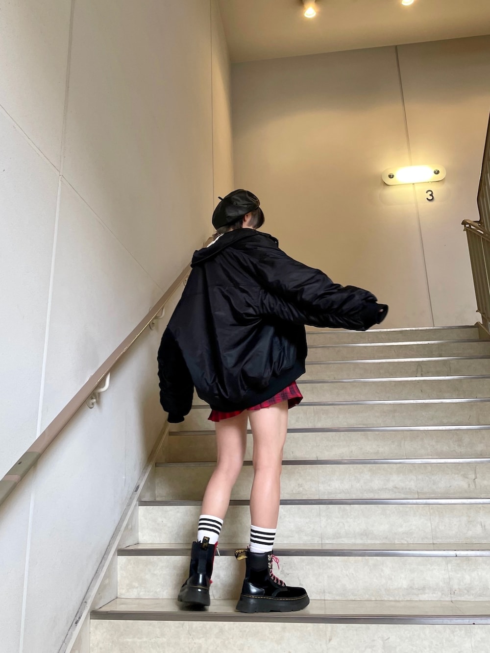 レッド系のその他パンツ、ホワイト系のTシャツ/カットソー、ブラック系のMA-1を着用したレディースの夏コーディネートの3枚目の写真