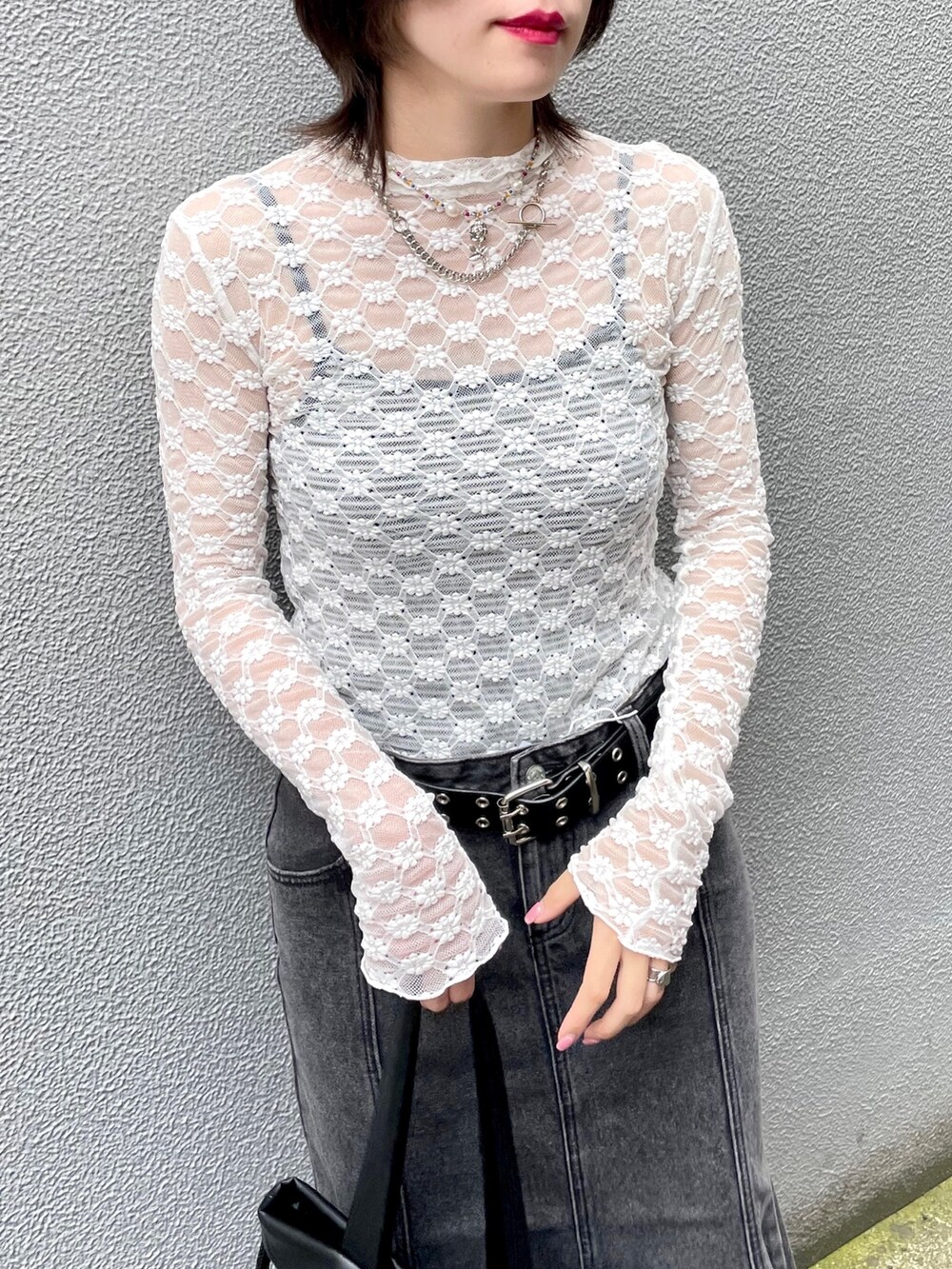 ホワイト系のTシャツ/カットソー、ブラック系のバックパック/リュック、ブラック系のデニムスカートを着用したレディースの夏コーディネートの9枚目の写真