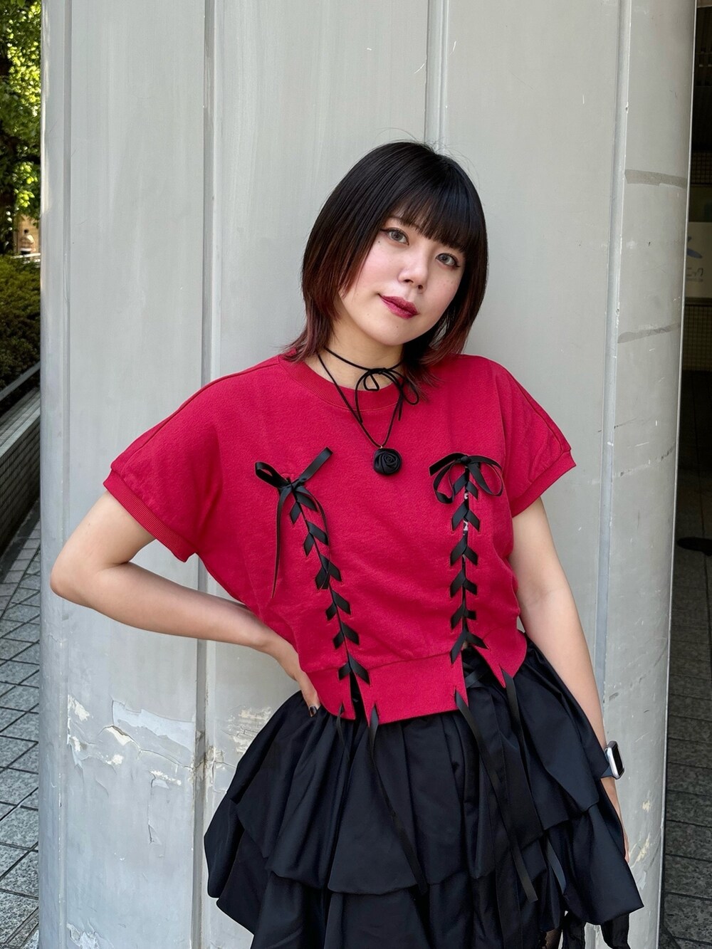 ブラック系のその他パンツ、ブラック系のスカート、ブラック系のショルダーバッグを着用したレディースの夏コーディネートの2枚目の写真