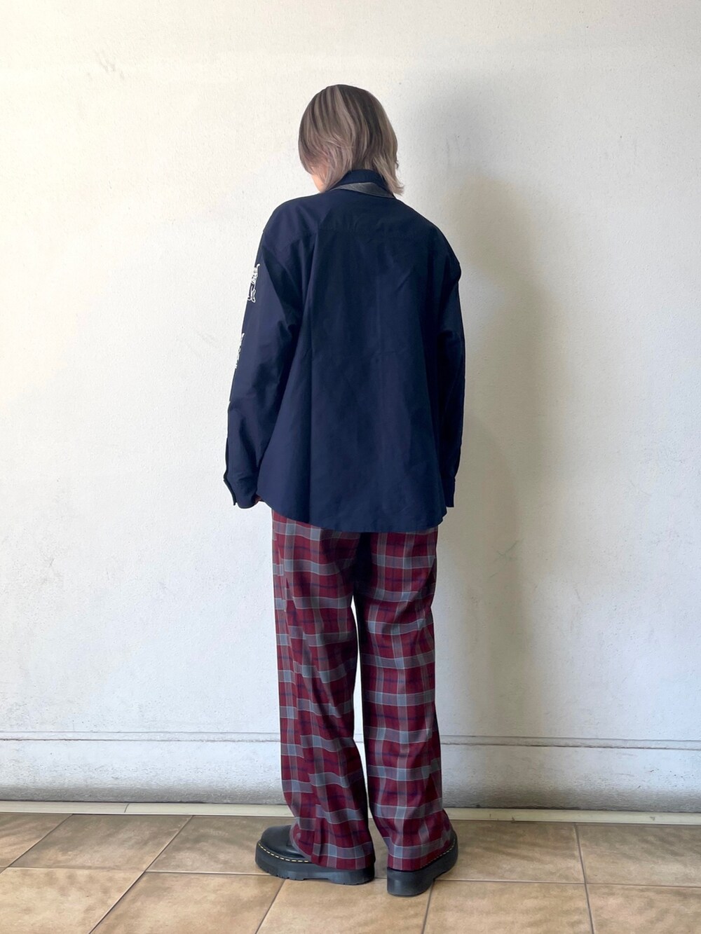 ブルー系のシャツ/ブラウス、グレー系のネクタイ、レッド系のその他パンツを着用したレディースの秋コーディネートの4枚目の写真