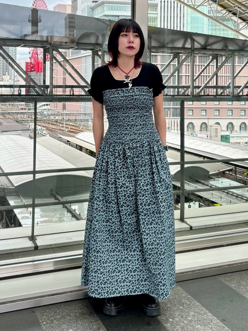 ブラック系のTシャツ/カットソー、ブルー系のワンピース、シルバー系のネックレスを着用したレディースの夏コーディネートの2枚目の写真